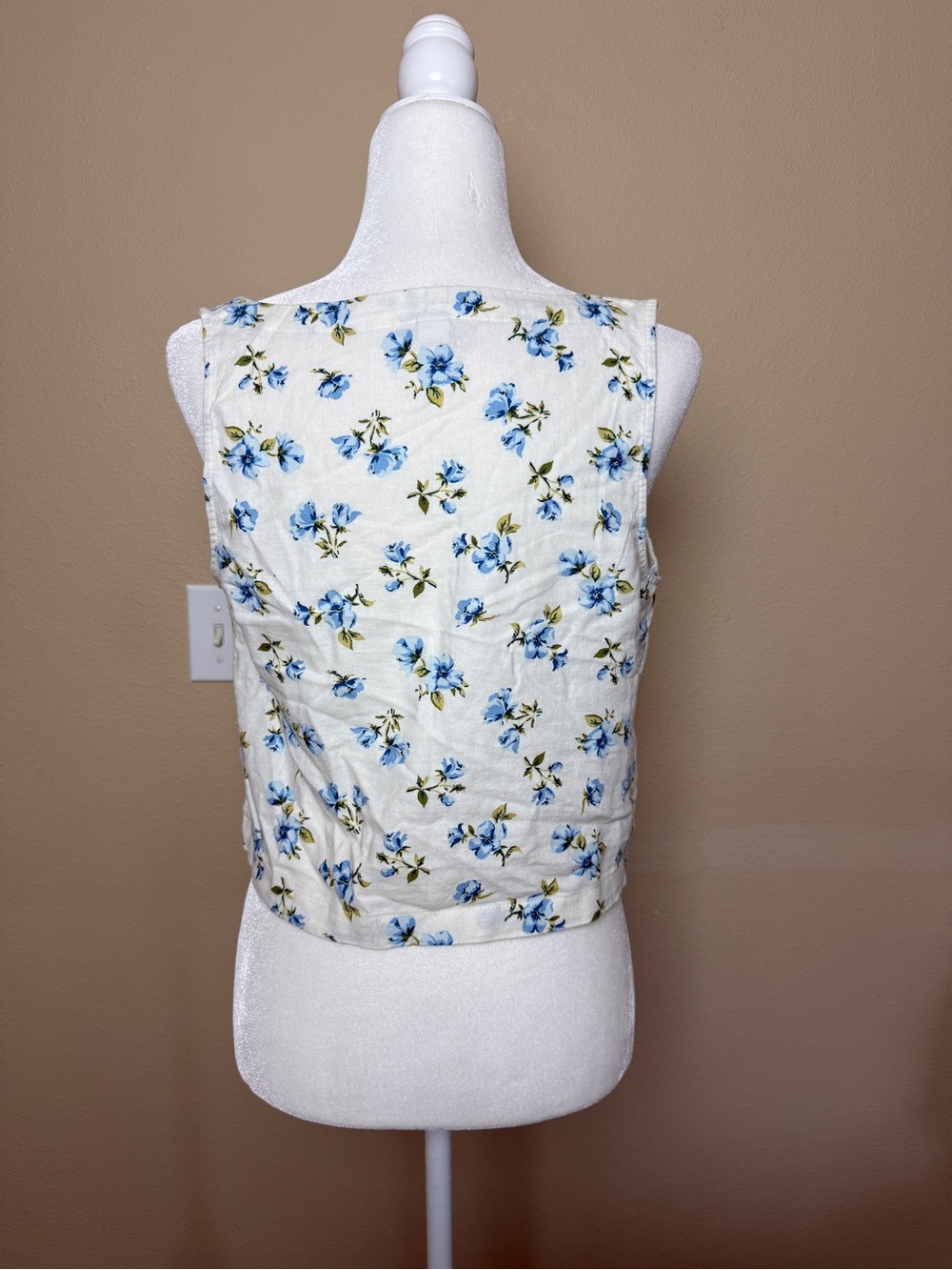 Old Navy White Tank with Blue Floral Print Square Neck Size Medium - Picture 3 of 4